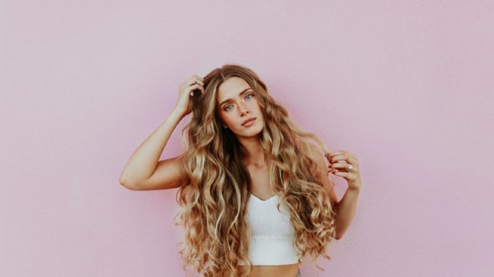 Los trucos definitivos para eliminar el frizz de tu cabello liso o rizado