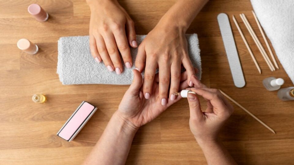 Este es el método de moda para fortificar tus uñas. ¡Así se verán más saludables!