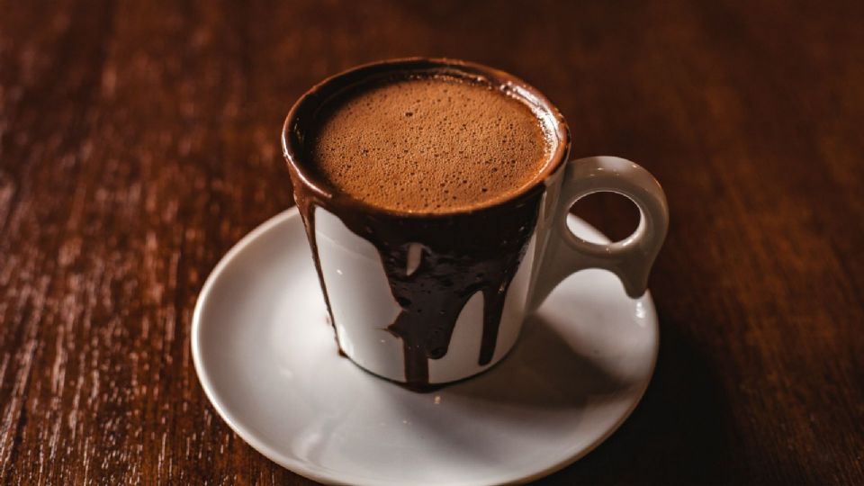 Una taza de chocolate caliente en días nublados es todo lo que necesitas para mejorar tu día.