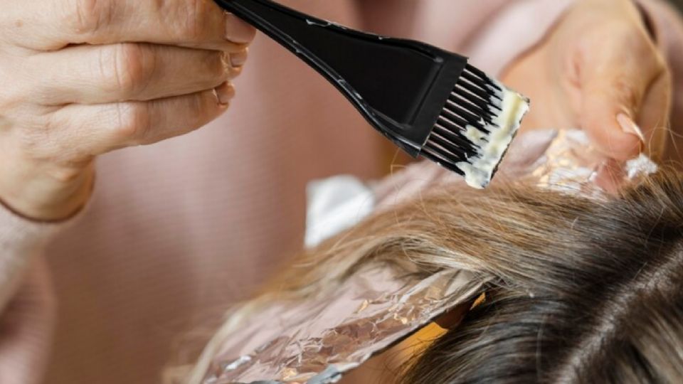 Los tintes de pelo ayudan a muchas mujeres a cubrir sus canas.