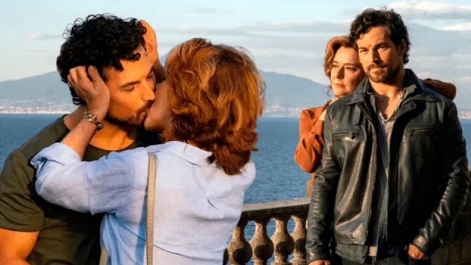 La serie italiana no solo explora el romance entre Gabriella y Elia, sino también los traumas familiares.
