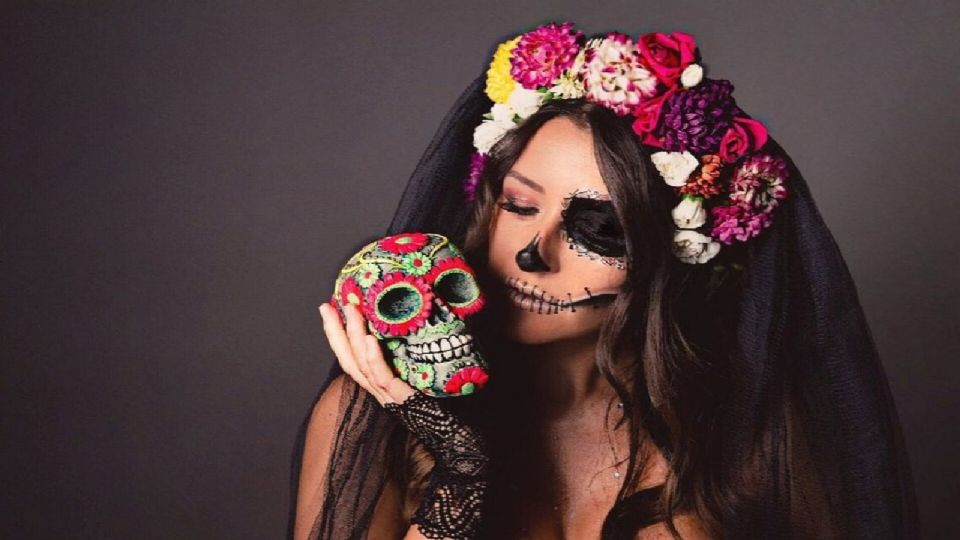 Celebra la tradición con un look de Catrina que fusiona maquillaje y peinado de forma auténtica y elegante.