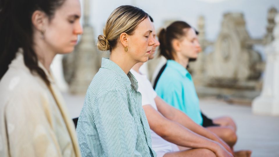 Descubre el mindfulness, una práctica que ayuda a vivir el presente y a mejorar la salud emocional.