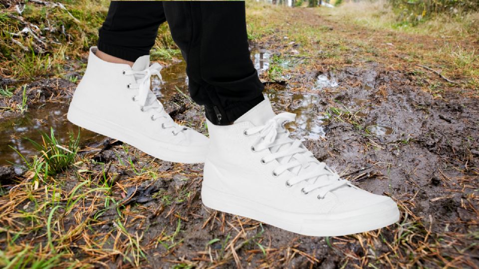 El mejor truco para limpiar tus tenis blancos sin dañarlos.