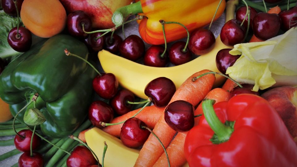 Descubre cinco alimentos ricos en vitamina C que puedes disfrutar sin necesidad de cítricos.