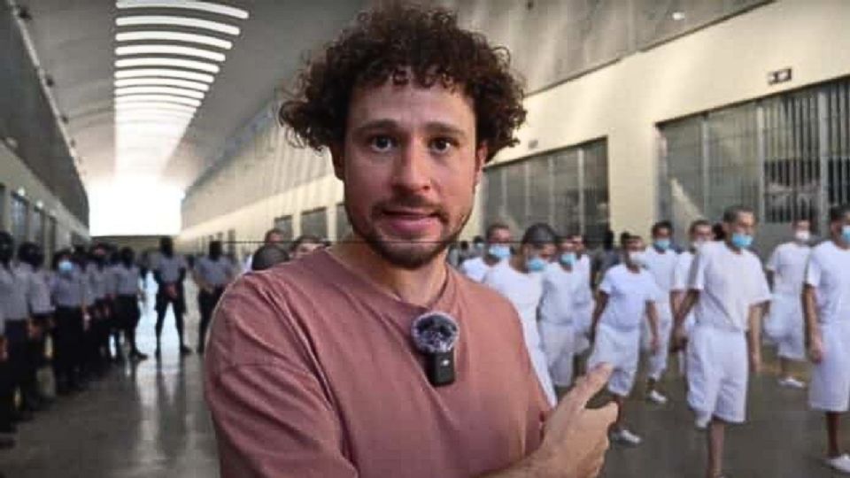 Internautas tunden a Luisito Comunica luego de viralizarse un video en donde visitó la megacárcel de El Salvador.