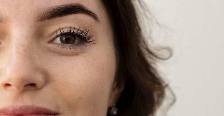 Descubre cuál es el tipo de cejas que tienes y cómo mantenerlas impecables.
