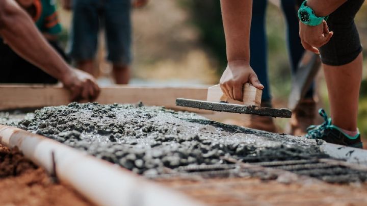 Cómo realizar un piso de bajo costo para tu hogar, según especialistas