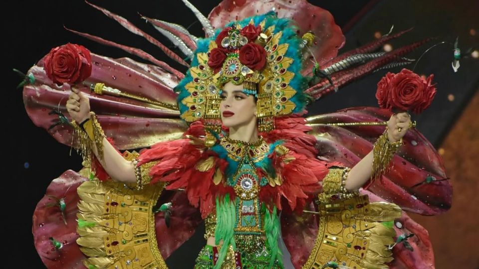 Fátima Bosch lució un traje típico inspirado en la diosa mexica Xochiquétzal durante la gala de Miss Universo 2025 en Tailandia.