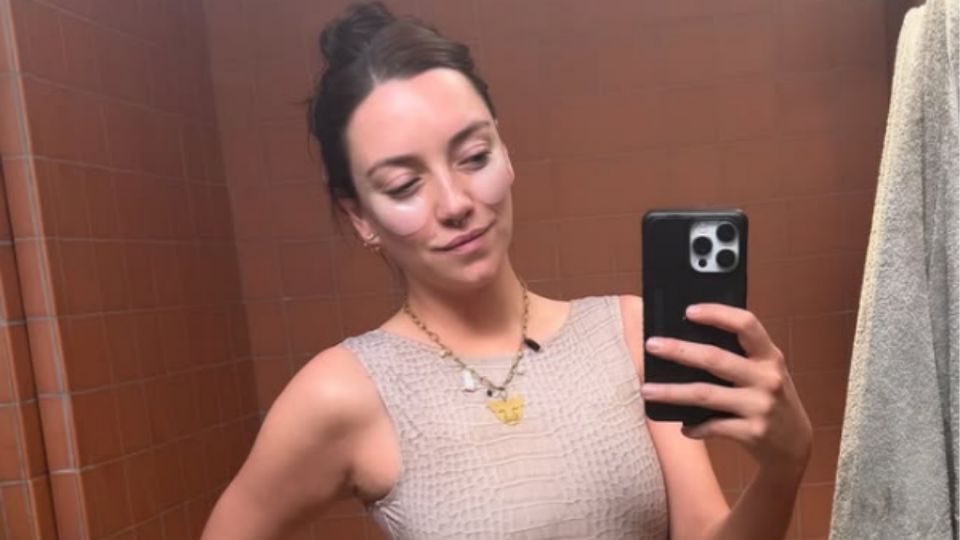 Regina Blandón frente al espejo