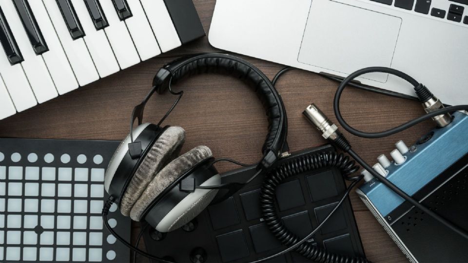 Leon Larregui desmiente especulaciones sobre nueva canción, ¡y le sale peor!