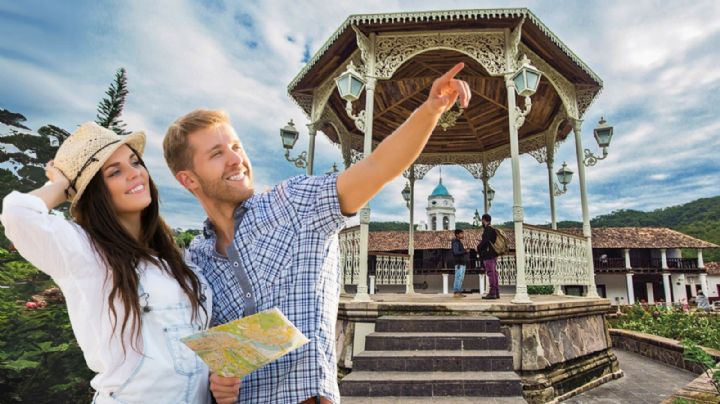 El Pueblo Mágico de Jalisco con casitas blancas y arquitectura colonial que se encuentra escondido entre las nubes