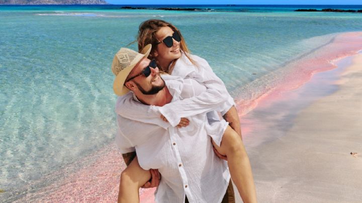 La playa de Grecia con arena rosada y aguas turquesas en donde podrás ver el atardecer con las mejores vistas