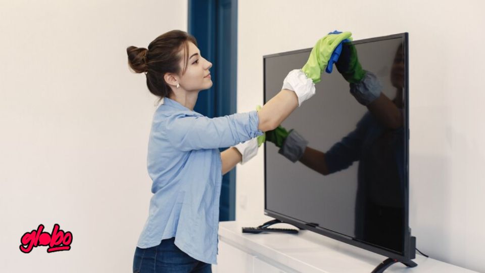 Esta es la manera correcta de limpiar la pantalla de tu televisor sin rayarla.