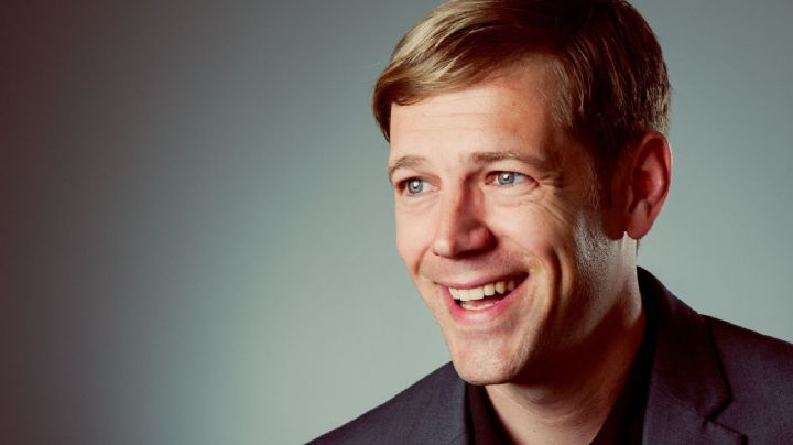 ¿Qué significa que alguien se ría mientras te habla, según la psicología?