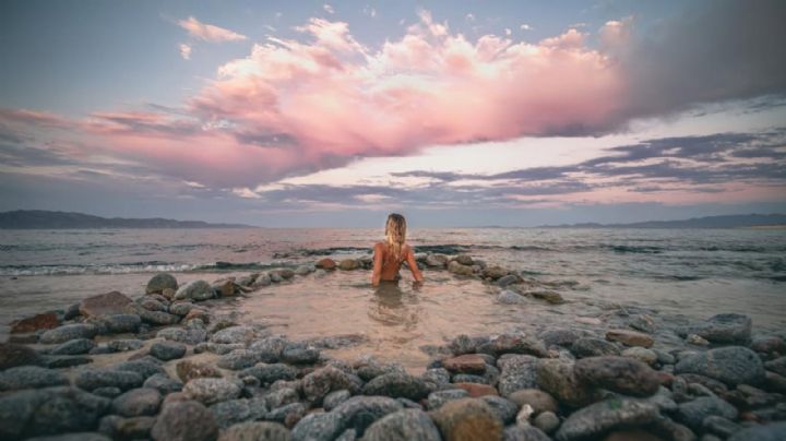 Las aguas termales que son un jacuzzi natural a pie de playa y debes conocer en Semana Santa