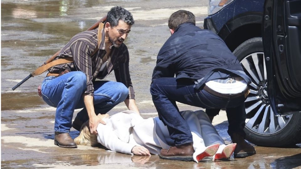 Luis Gerardo Méndez junto a Ben Affleck, así se ven las primeras fotos de su nueva película con Netflix.