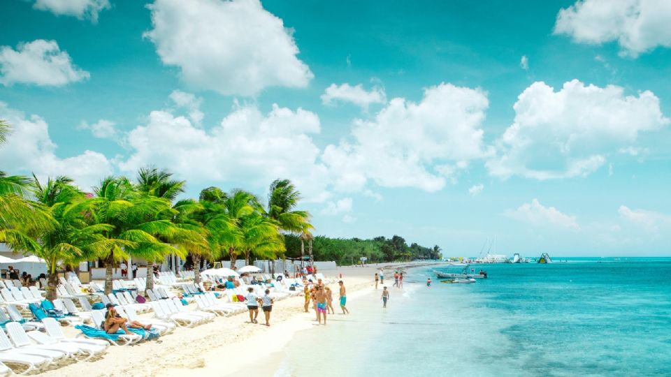 Frente al Mar de Cortés, vigilado por el imponente cerro Tetakawi, el Pueblo Mágico de San Carlos es el rincón en donde el desierto se une con el mar.
