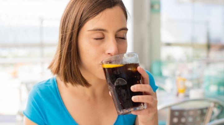 Así debes tomar refresco para no subir de peso