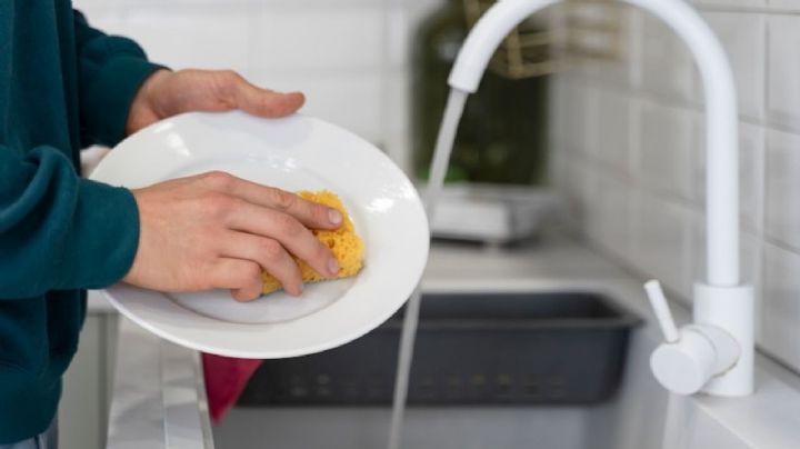 ¿Cómo quitarle el olor a huevo a los trastes?