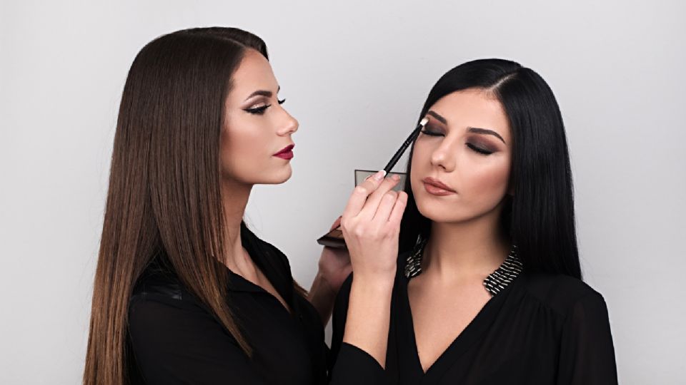 Descubre las tendencias de maquillaje 2025 que te ayudarán a lucir elegante, femenina y natural.