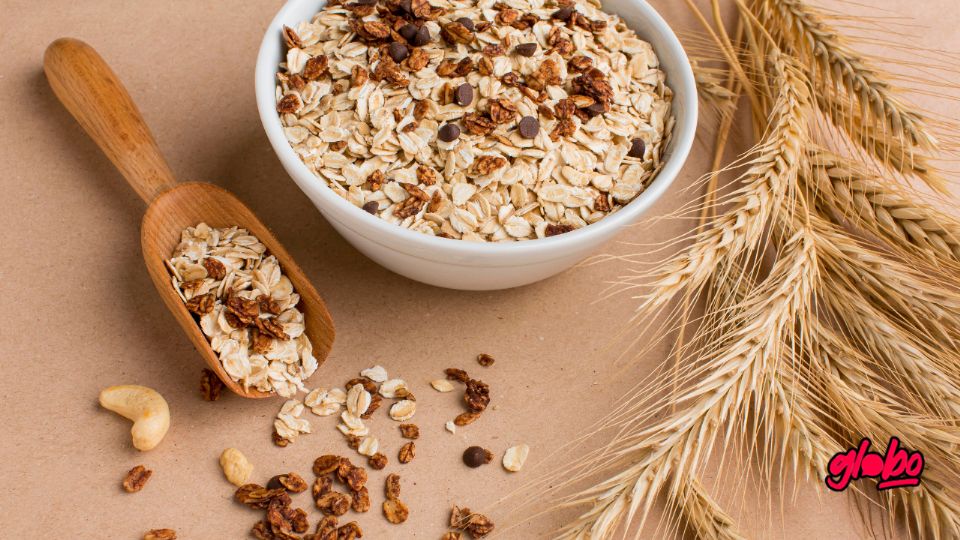 La avena con agua es más ligera y baja en calorías, mientras que con leche aporta proteínas, calcio y mayor saciedad.