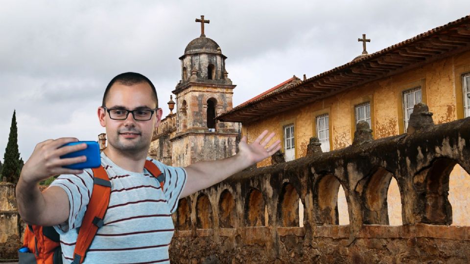 El Pueblo Mágico de Michoacán con plazas empedradas, calles empedradas y techos de teja roja llenos de leyendas.