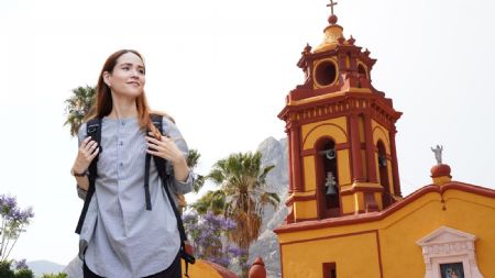 El Pueblo Mágico de Querétaro con calles de piedra, viñedos al sol y un monolito gigante