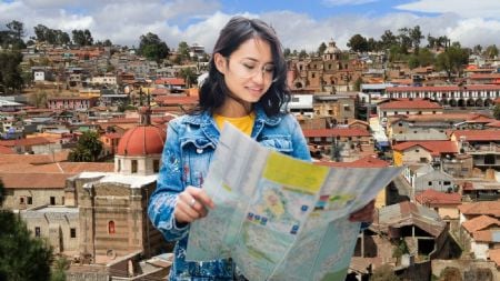El Pueblo Mágico de Michoacán con calles de cantera rosa y un río que serpentea entre cerros verdes